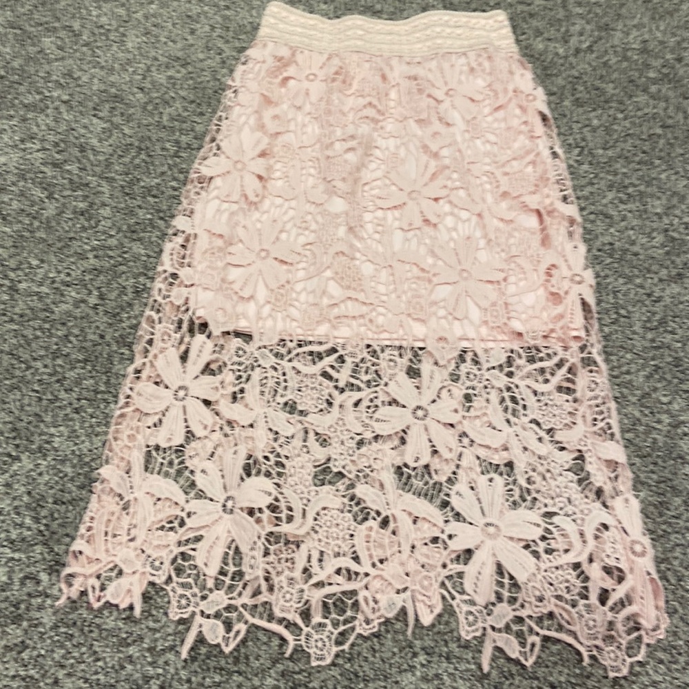 Beautiful Lily White medium light pink skirt, crocheted floral design 💕
